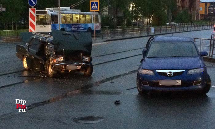 Петрозаводск, 18 июня 2017 года, 21-34.  ДТП с участием легковых автомобилей Мазда (Mazda) и ВАЗ-2107 произошло на пересечении улиц Чапаева и Ватутина.