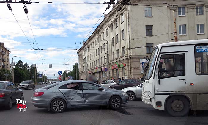 Петрозаводск, 24 июня 2017 года, 16-06. ДТП с участием маршрутного автобуса ПАЗ и легкового автомобиля Фольксваген (Volkswagen Passat CC) произошло на пересечении улицы Шотмана и проспекта Ленина.