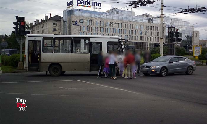 Петрозаводск, 24 июня 2017 года, 16-06. ДТП с участием маршрутного автобуса ПАЗ и легкового автомобиля Фольксваген (Volkswagen Passat CC) произошло на пересечении улицы Шотмана и проспекта Ленина.