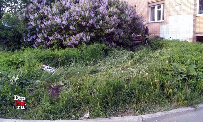 Петрозаводск, 24 июня 2017 года, 16-36. ДТП с участием легкового автомобиля произошло на улице Красная, у дома №47, в районе пересечения с улицей Анохина.