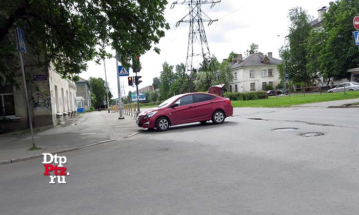 Петрозаводск, 28 июня 2017 года, 09-52. ДТП с участием легковых автомобилей Хонда (Honda Accord) и Хендай (Hyundai Solaris) произошло на пересечении Октябрьского проспекта и улицы Мурманская.