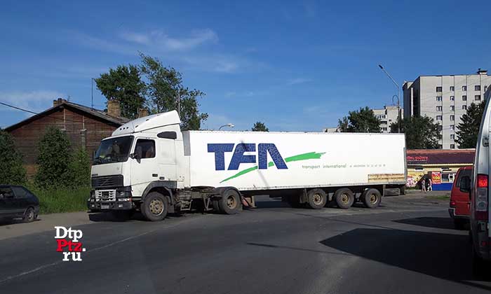 Петрозаводск, 14 июля 2017 года, 16-31.  ДТП с участием седельного тягача Вольво (Volvo) с полуприцепом произошло на пересечении улиц Халтурина, Боровая и Пограничная.
