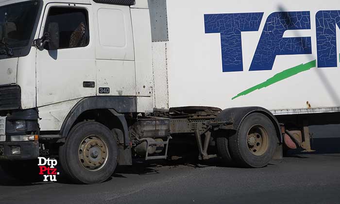 Петрозаводск, 14 июля 2017 года, 16-31.  ДТП с участием седельного тягача Вольво (Volvo) с полуприцепом произошло на пересечении улиц Халтурина, Боровая и Пограничная.