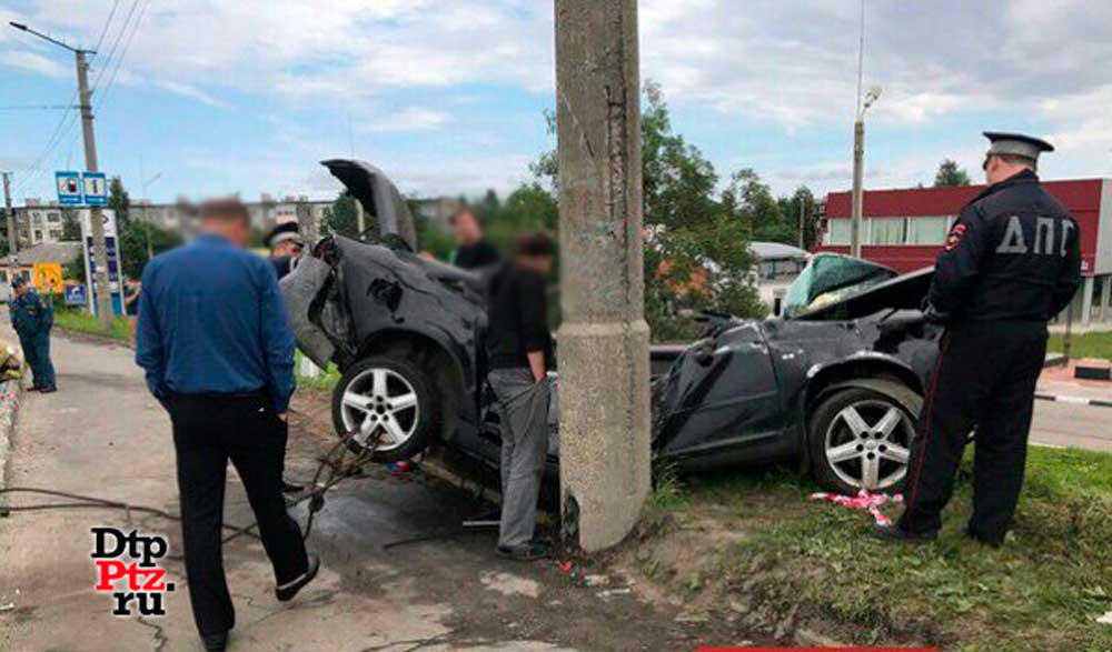 Петрозаводск, 16 июля 2017 года, 09-25.  ДТП с участием легкового автомобиля Ауди (Audi А6) произошло на Комсомольском проспекте, в районе дома 9.