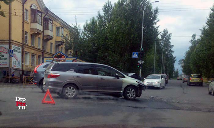 Петрозаводск, 4 июня 2017 года, 08-51.  ДТП с участием минивэна и кроссовера Вольво (Volvo) произошло на пересечении Первомайского проспекта и улицы Мурманская.