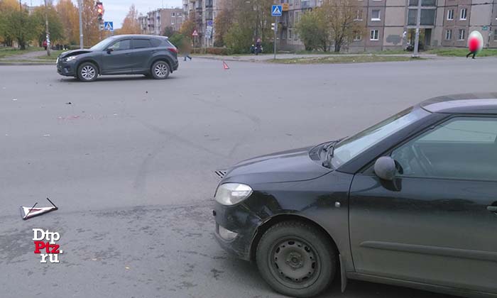 Петрозаводск, 16 октября 2017 года, 10-38.  ДТП с участием кроссовера Мазда (Mazda CX-5) и легкового автомобиля Шкода (Skoda Fabia) произошло на пересечении улиц Ровио, Парфенова, Торнева.