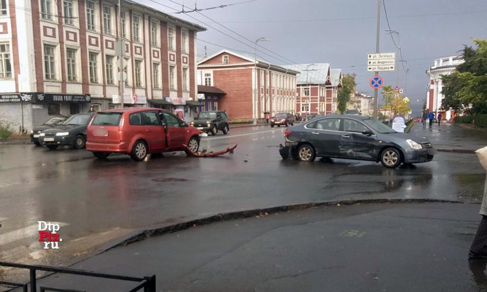 Петрозаводск, 5 октября 2017 года, 15-06.  ДТП с участием легковых автомобилей Ниссан (Nissan Almera) и Форд (Ford C-Max) произошло на пересечении проспекта Ленина и улицы Герцена.