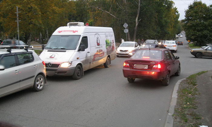 Госавтоинспекция разыскивает очевидцев ДТП с участием велосипедиста и неустановленного автомобиля, произошедшего в Петрозаводске 25 сентября 2017 года на пересечении улиц Володарского и Калинина.