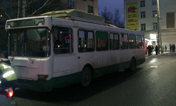 Петрозаводск, 14 декабря 2017 года, 15-30.  ДТП с участием троллейбуса произошло на улице Шотмана, у дома №24а, в районе остановки общественного транспорта "ул. Шотмана".