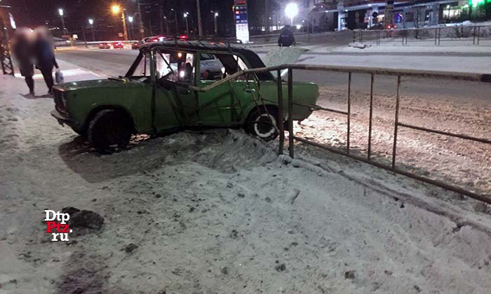 Петрозаводск, 6 декабря 2017 года, 22-00.  ДТП с участием легкового автомобиля ВАЗ-2101 произошло на улице Чапаева, у дома №55.