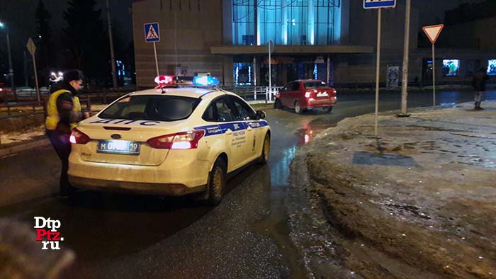 Петрозаводск, 5 января 2018 года, 22-29.  ДТП с участием легкового автомобиля Шевроле (Chevrolet) произошло на пересечении улиц Куйбышева и проспекта Карла Маркса.