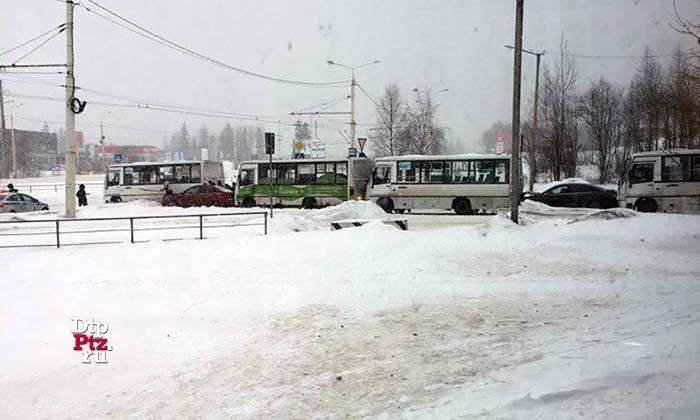 Петрозаводск, 6 февраля 2018 года, 11-54 - 13-13.   Групповое ДТП с участием четырех иаршрутных автобусов ПАЗ и двух легковых автомобилей произошло на пересечении улицы Попова и Лососинского шоссе.