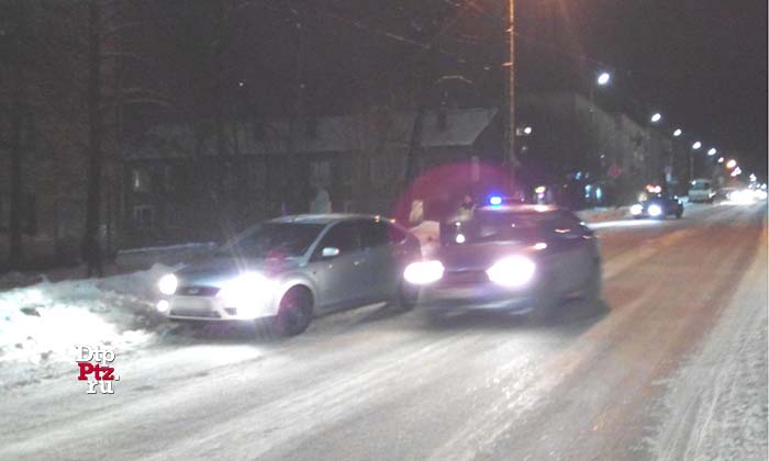 Петрозаводск, 20 февраля 2018 года, 19-30.  ДТП с участием пешехода и легкового автомобиля Форд (Ford Focus) произошло на улице Калинина, у дома №35. 