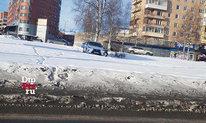 Петрозаводск, 2 марта 2018 года, 09-15.   ДТП с участием кроссовера Лексус (Lexus) произошло на Первомайском проспекте у дома №15.