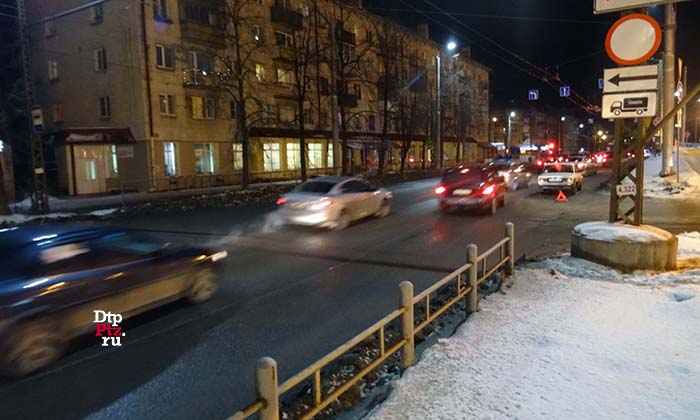 Петрозаводск, 12 марта 2018 года, 19-00.   ДТП с участием пешехода и легкового автомобиля ВАЗ-2107 произошло на улице Красноармейская, у дома № 18. 