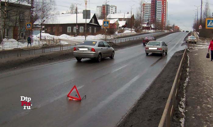 Петрозаводск, 12 марта 2018 года, 14-10.   ДТП с участием пешехода и легкового автомобиля ВАЗ-2109 произошло на нерегулируемом пешеходном переходе у дома № 10 по улице Чапаева.