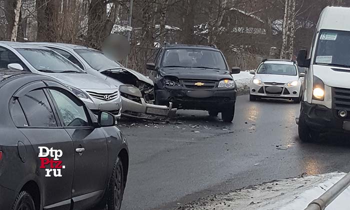 Петрозаводск, 22 марта 2018 года, 16-20.   ДТП с участием двух автомобилей произошло на пересечении улиц Ватутина и Мичуринская.