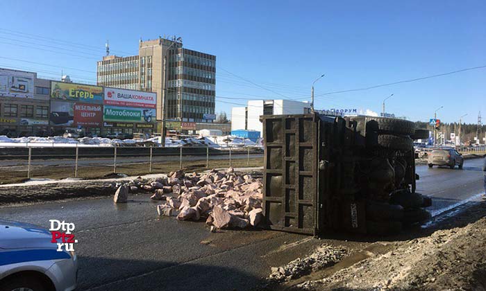 Петрозаводск, 1 апреля 2018 года, 15-16.  ДТП с участием самосвала произошло на Лесном проспекте, в районе пересечения с Ругозерским переулком. 