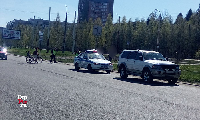 Петрозаводск, 13 мая 2018 года, 11-41.   ДТП с участием пешехода и внедорожника Митсубиши (Mitsubishi Pajero Sport) произошло на Лесном проспекте, на нерегулируемом пешеходном переходе в районе пересечения с улицей Сыктывкарская.