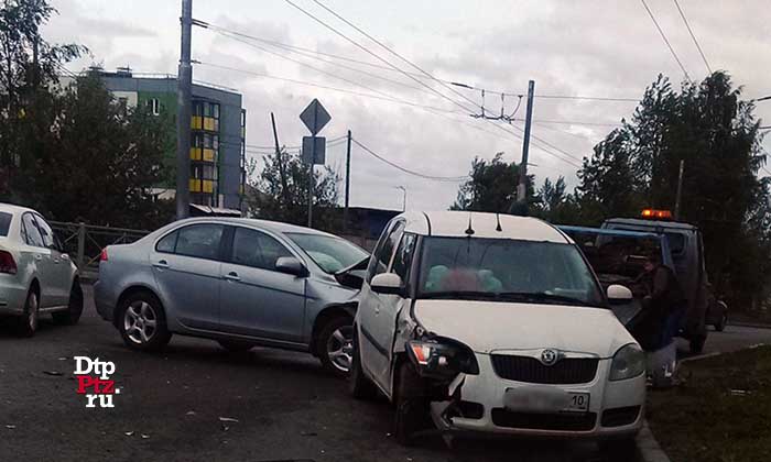 Петрозаводск, 5 июня 2018 года, 12-35.   ДТП с участием двух легковых автомобилей произошло на пересечении Лососинского шоссе и улицы Черняховского.