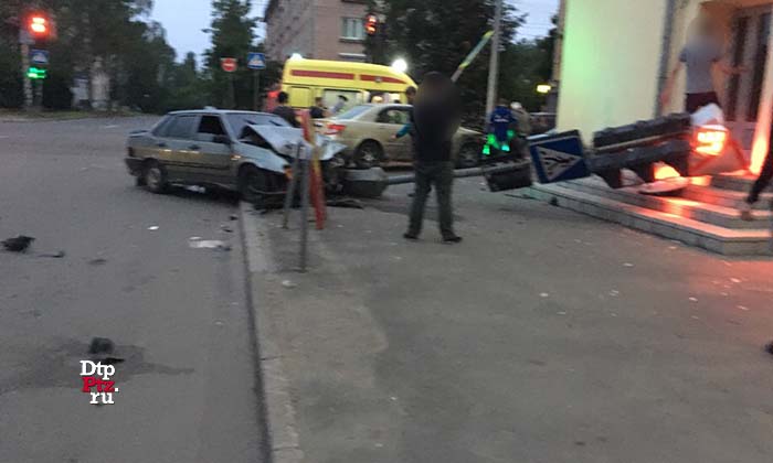 Петрозаводск, 9 июля 2018 года, 22-00.  ДТП с участием двух легковых автомобилей произошло на улице Красноармейская, в районе пересечения с улицей Горького.