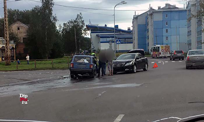 Петрозаводск, 13 августа 2018 года, 17-44.   ДТП с участием легковых автомобилей ВАЗ-2104 и Тойота (Toyota Camry) произошло на пересечении улиц Ключевая и Судостроительная.