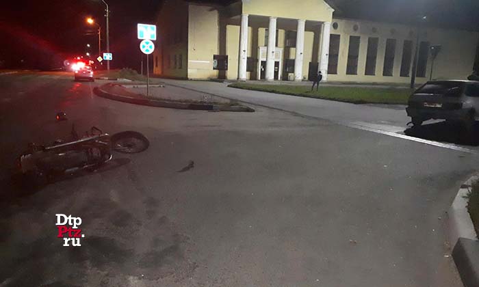 Медвежьегорск, 17 августа 2018 года, 22-45.   ДТП с участием мотоциклиста (ИЖ-Юпитер) и легкового автомобиля ВАЗ-2113 произошло на пересечении улиц Дзержинского и Ленина.