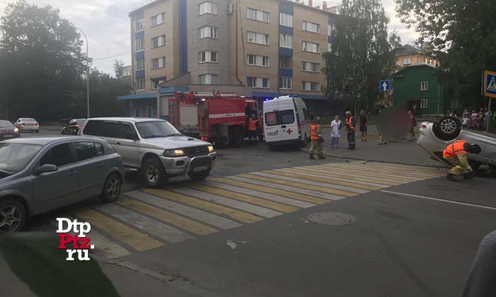 Петрозаводск, 3 августа 2018 года, 18-58.   ДТП с участием двух легковых автомобилей произошло на пересечении улиц Анохина и Максима Горького.