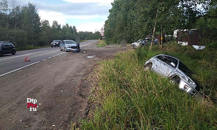 Петрозаводск, 5 августа 2018 года, 16-00.   ДТП с участием легкового автомобиля Шевроле (Chevrolet) и кроссовера Тойота (Toyota) произошло на шуйском Шоссе, у дома №112.