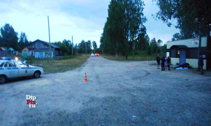 Пудожский район, 5 августа 2018 года, 20-10.  ДТП с участием пешехода и легкового автомобиля Ауди (Audi A4) произошло в поселке Рагнукса в районе дома 6 по улице Комсомольская.