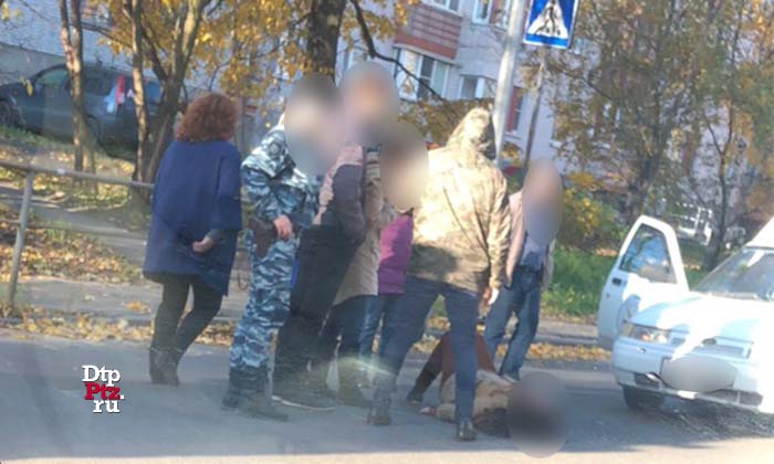 Петрозаводск, 15 октября 2018 года, 09-48.  ДТП с участием пешехода и легкового автомобиля произошло на улице Ригачина, на нерегулируемом пешеходном переходе у дома № 37.