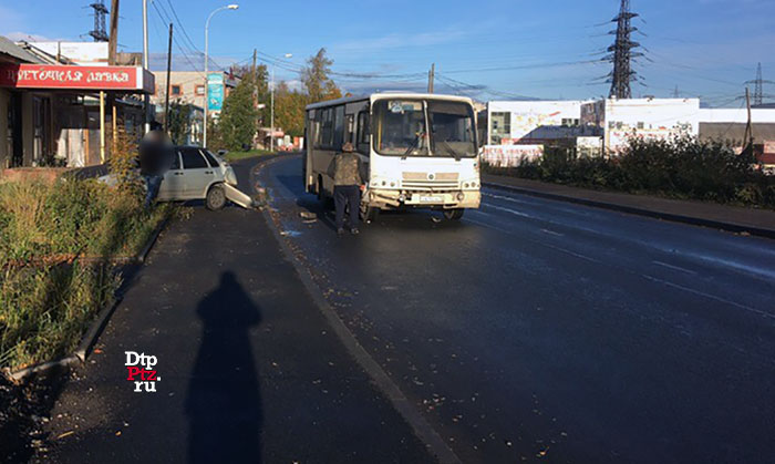 Петрозаводск, 6 октября 2018 года, 08-45.  ДТП с участием маршрутного автобуса  ПАЗ и легкового автомобиля ВАЗ-2115  произошло на улице Новосулажгорсая, у дома №19в.