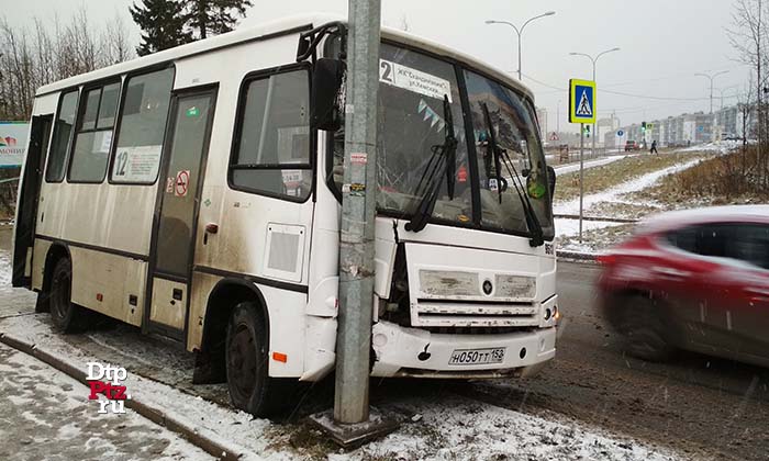 Петрозаводск, 14 ноября 2018 года, 14-50.  ДТП с участием маршрутного автобуса ПАЗ произошло на улице Скандинавский Проезд, у дома №2.