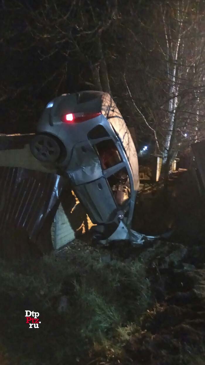 Прионежский район, 2 ноября 2018 года, 18-13.   ДТП с участием легкового автомобиля произошло в селе Заозерье.