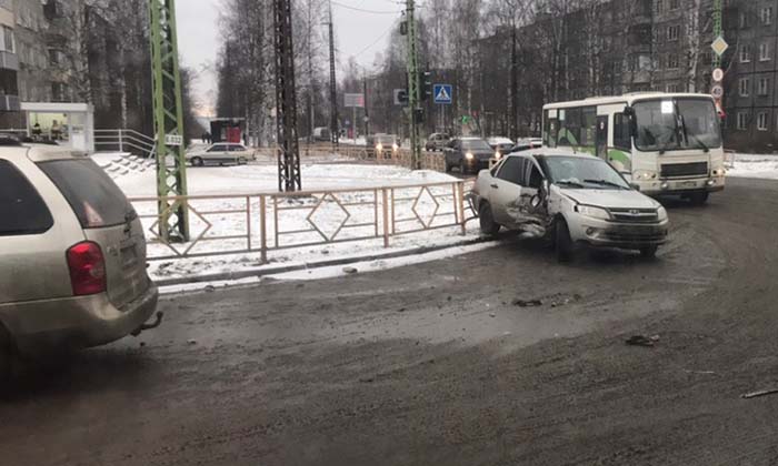 Петрозаводск, 4 декабря 2018 года, 13-32.   ДТП с участием легкового автомобиля Лада (Lada Granta) и минивэна Мазда (Mazda 5) произошло на пересечении улиц репникова и Антонова.