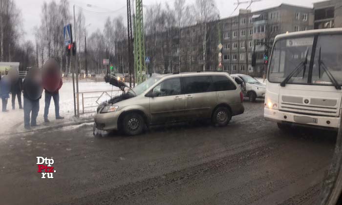Петрозаводск, 4 декабря 2018 года, 13-32.   ДТП с участием легкового автомобиля Лада (Lada Granta) и минивэна Мазда (Mazda 5) произошло на пересечении улиц репникова и Антонова.