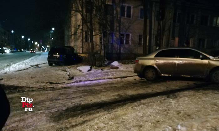 Петрозаводск, 10 декабря 2018 года, 00-22.   ДТП с участием легковых автомобилей Мерседес (Mercedes-Benz) и Тойота (Toyota) произошло на улице Калинина, у дома №40, в районе пересечения с улицей Кузьмина.