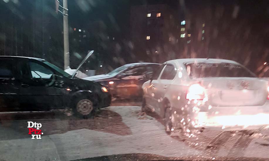 Петрозаводск, 16 ноября 2019 года, 18-53.   ДТП с участием двух легковых автомобилей произошло на пересечении улицы Правды и Зарецкого проезда. 