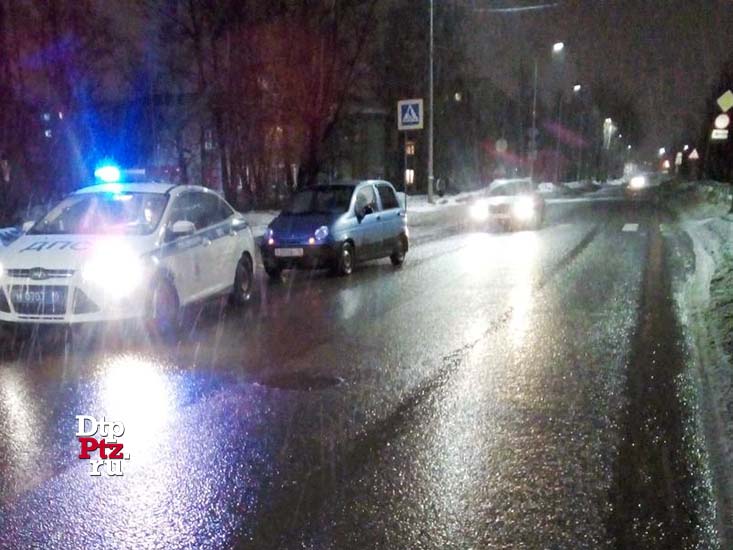 Петрозаводск, 12 февраля 2019 года, 19-45.  ДТП с участием пешехода и легкового автомобиля Дэу (Daewoo Matiz) произошло на нерегулируемом пешеходном переходе в районе дома №44 по улице Мелентьевой.