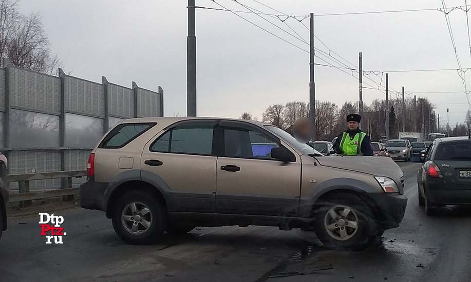 Петрозаводск, 23 марта 2019 года, 08-47.   ДТП с участием кроссовера КИА (KIA Sorento) и легкового автомобиля Тойота (Toyota Avensis) произошло на Гоголевском путепроводе.