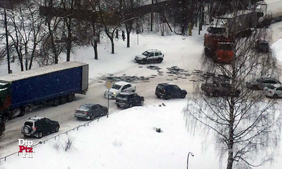 Петрозаводск, 5 марта 2019 года, 14-45.   ДТП с участием седельного тягача с полуприцепом произошло на перекрёстке, в районе пересечения улиц Ключевая и Гвардейская. 