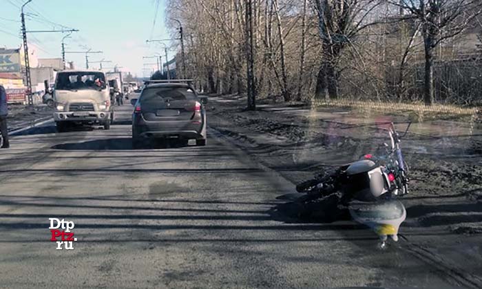 Петрозаводск, 1 апреля 2019 года, 13-59.   ДТП с участием мотоциклиста произошло на улице Заводская, у дома №10.