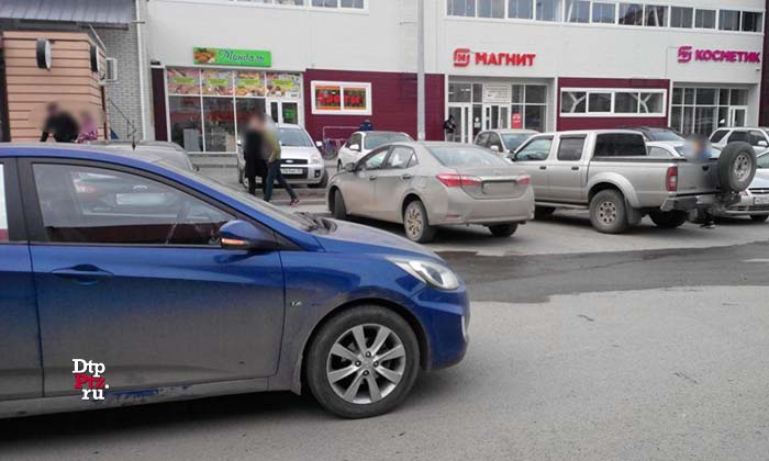 Петрозаводск, 22 апреля 2019 года, 17-05.  ДТП с участием пешехода и легкового автомобиля Хендай (Hyundai Solaris) произошло в Хвойном переулке, у дома №5.