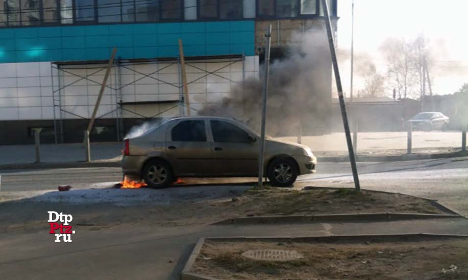 Петрозаводск, 27 апреля 2019 года, 07-40.   Пожар в легковом автомобиле Рено (Renault Logan) произошел на улице Ватутина, у дома №30.