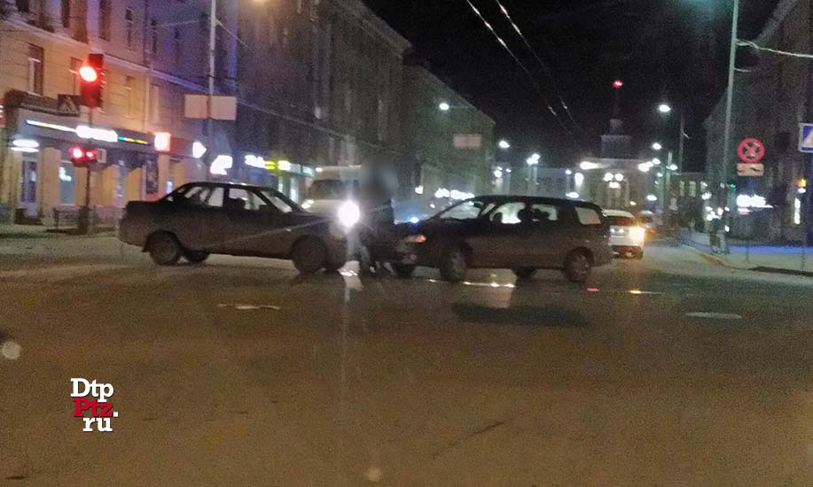 Петрозаводск, 5 апреля 2019 года, 21-51.   ДТП с участием двух легковых автомобилей произошло на пересечении улицы Анохина и проспекта Ленина.