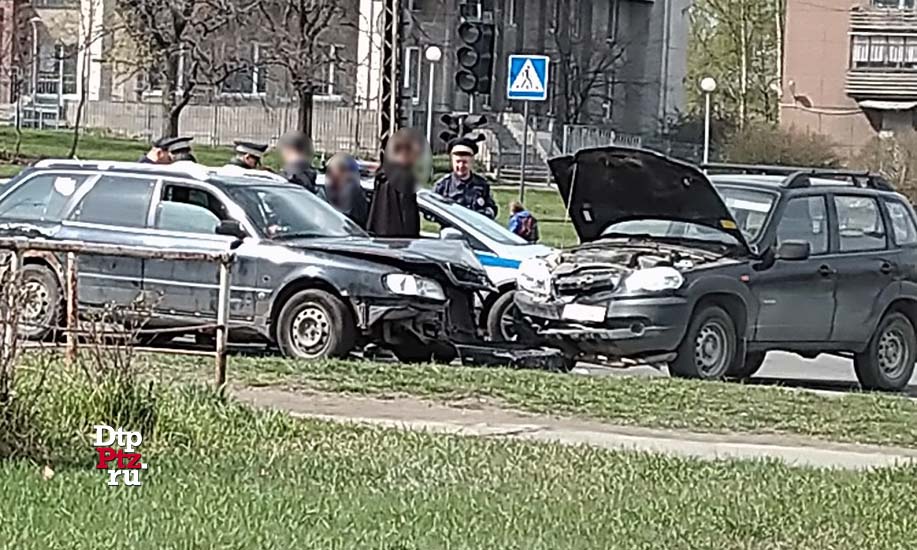 Петрозаводск, 11 мая 2019 года, 11-32.  ДТП с участием внедорожника Шевроле Нива (Chevrolet Niva) и легкового автомобиля Ауди (Audi A6) произошло на пересечении Октябрьского проспекта и улицы Московская.