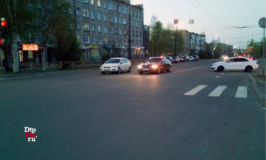 Петрозаводск, 13 мая 2019 года, 20-40.   ДТП с участием легковых автомобилей Форд (Ford Focus) и Шкода (Skoda Rapid) произошло на проспекте Александра Невского, у дома №70, в районе пересечения с Комсомольским проспектом.