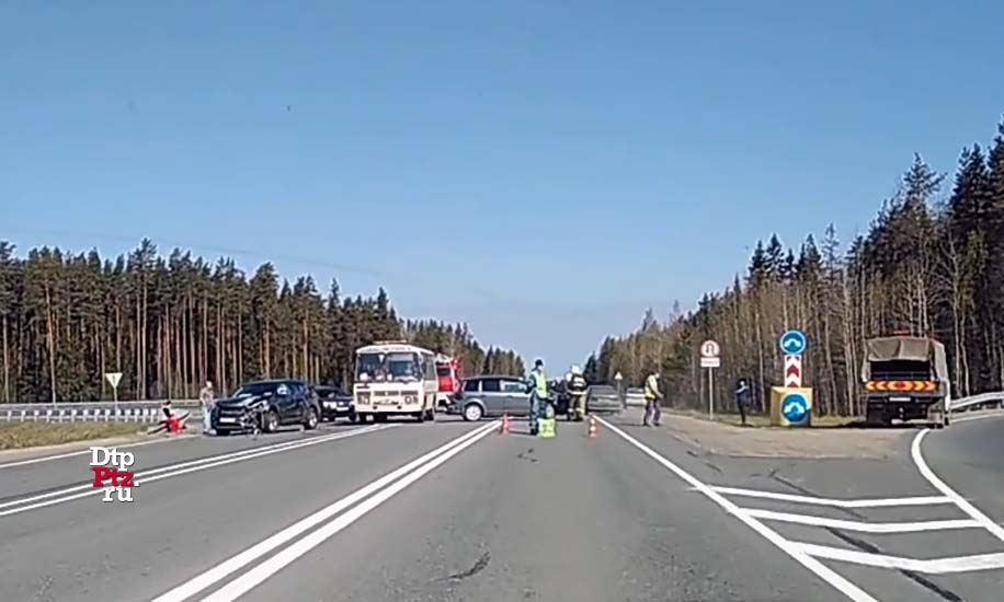 Прионежский район, 14 мая 2019 года, 08-50.   ДТП с участием автомобилей Форд (Ford) и Хендай (Hyundai) произошло на 13-м километре Суоярвского шоссе (второй километр автодороги "Подъезд к Петрозаводску").