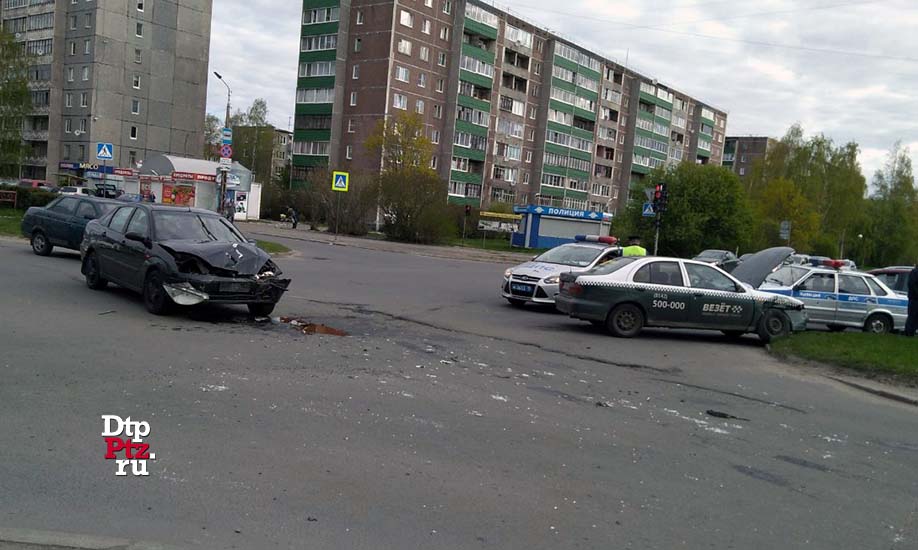 Петрозаводск, 16 мая 2019 года, 06-53.   ДТП с участием двух легковых автомобилей произошло на пересечении Октябрьского проспекта и улицы Мелентьевой.