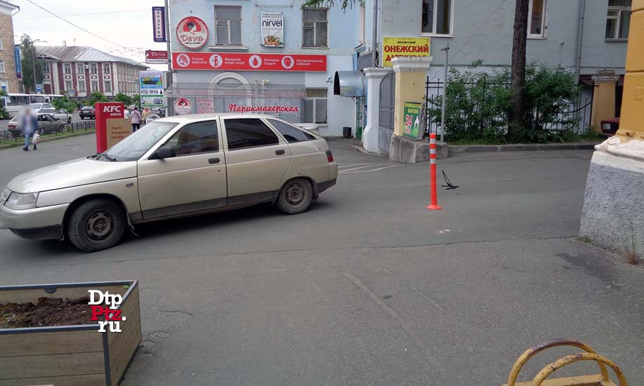 Петрозаводск, 13 июня 2019 года, 19-05.   ДТП с участием пешехода и легкового автомобиля Лада (Lada 112) произошло на проспекте Ленина, у дома №27.
